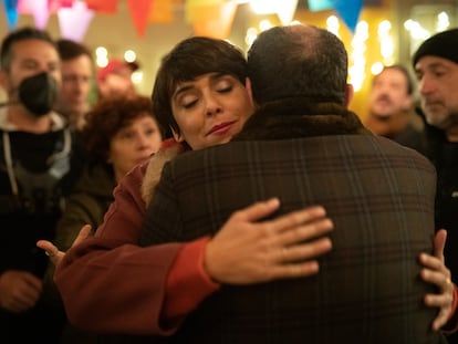 Icíar Bollaín (en el fondo) observa a la actriz Belén Cuesta abrazar a Karra Elejalde (de espaldas) durante el rodaje del anuncio de Navidad de Campofrío 2021.