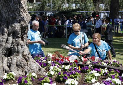 Familiares de las víctimas dejan flores durante el homenaje celebrado en el Aeropuerto de Barajas de Madrid. 