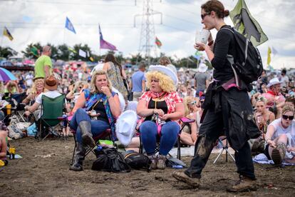 Los fans de Dolly Parton esperan en los alrededores del escenario central la actuación de la cantante norteamericana, 29 de junio de 2014.