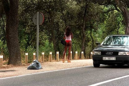Una prostituta, en la Casa de Campo de Madrid.