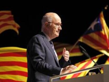 El cabeza de lista de CiU al Congreso, Josep Antoni Duran Lleida, durante su intervención en el mitin que el partido ha celebrado hoy en el Teatre Kursaal de Manresa.