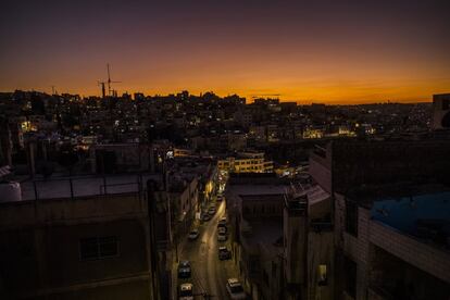 Atardecer en Amán visto desde la azotea del bloque donde viven Zakaria y Hamza, junto al barrio de Jabal Al Natheef, que albergó a los refugiados palestinos que huyeron de Israel en 1948 y desde entonces ha seguido acogiendo a nuevos refugiados. Su estructura laberíntica y caótica parece un resumen de la historia reciente de la región.