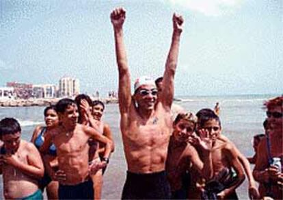 David Meca, ayer en la playa tras finalizar la travesía a nado Tabarca-Torrevieja.