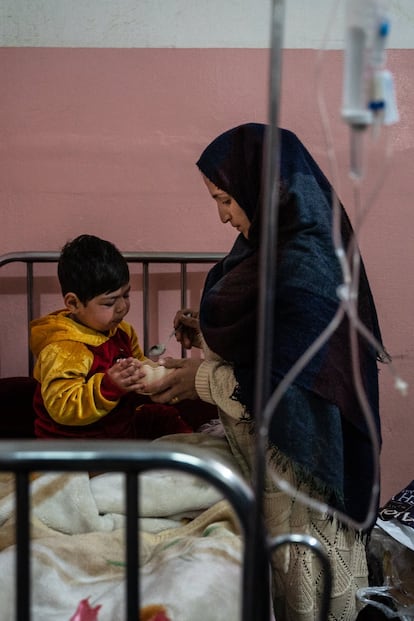 Karima y su hijo Umar, de tres años y medio. Una semana atrás empezaron sus problemas en el pecho. Luego, siguieron los sarpullidos y manchas rojas. Viendo que no mejoraba, hace un par de días lo llevó al hospital.