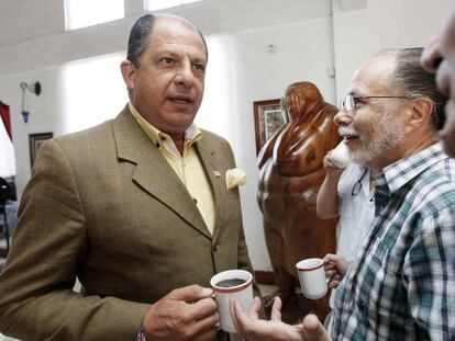 El candidato del PAC, Luis Guillermo Sol&iacute;s, habla con unos periodistas.