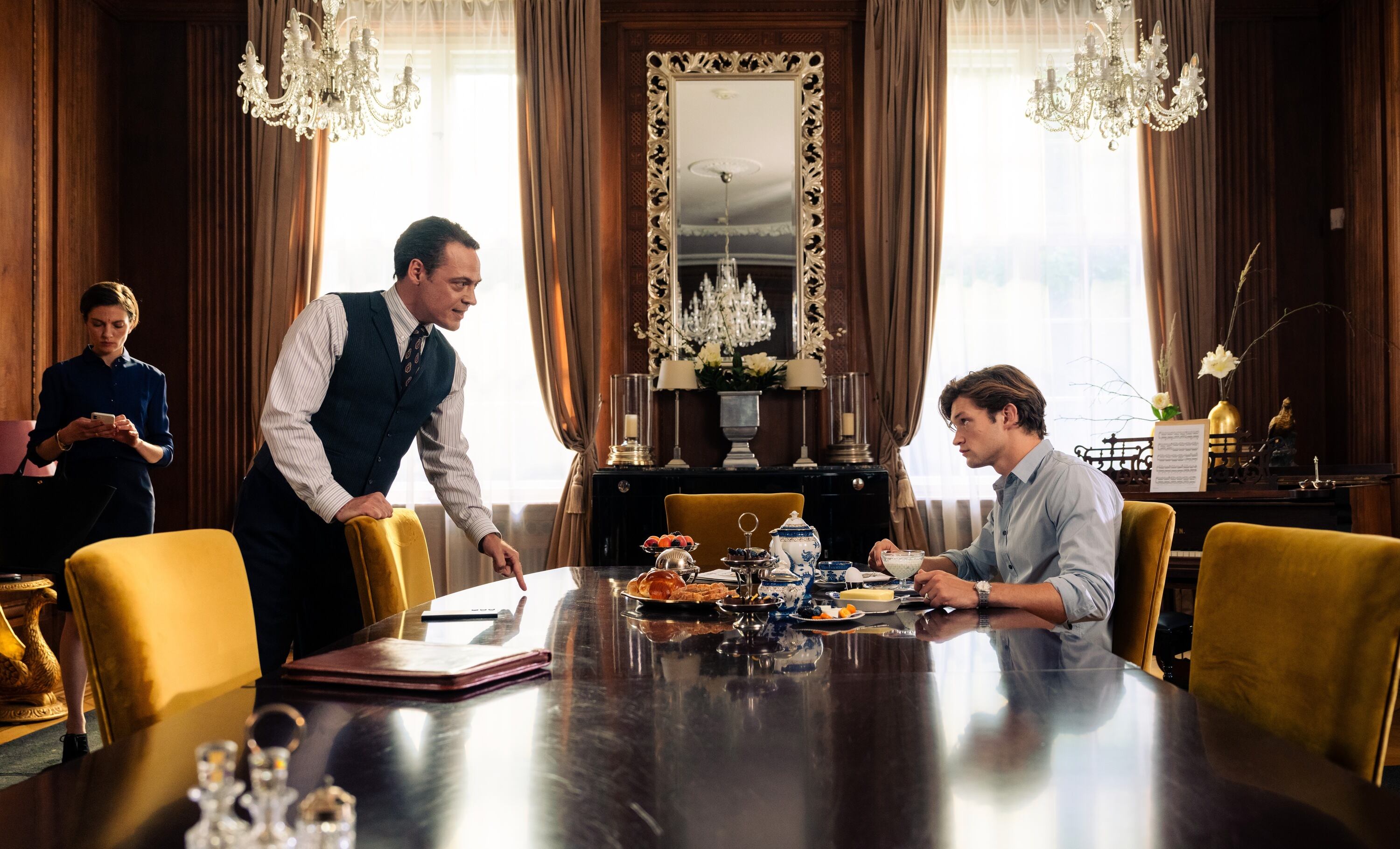 Fedja van Huêt y Damian Hardung, en un momento de 'Maxton Hall'.