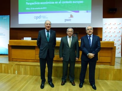 Carlos Solchaga, en el centro, antes de su conferencia en Bilbao.