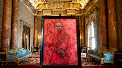 El retrato de Carlos de Inglaterra, realizado por Jonathan Yeo, expuesto en el palacio de Buckingham, este martes 14 de mayo.