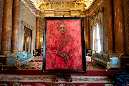El retrato de Carlos de Inglaterra, realizado por Jonathan Yeo, expuesto en el palacio de Buckingham