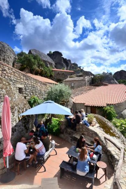 Terraza de la taberna Lusitana, en el encantador pueblo de Monsanto, en el distrito portugués de Castelo Branco.