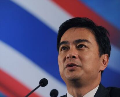 El primer ministro tailandés, Abhisit Vejjajiva, durante un discurso televisado en abril de 2009.