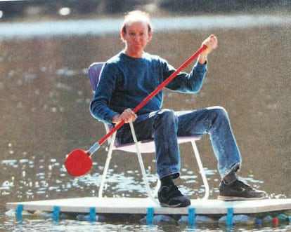 Joey Green, en su balsa hecha con una puerta y botellas de plástico de agua mineral.