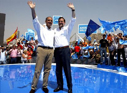 Camps y Rajoy suben al escenario, donde son recibidos por los aplausos de los militantes y simpatizantes del PP. Rajoy ha defendido a Camps frente a los "inquisidores crueles" que le investigan. "Paco estamos contigo, como estamos siempre. Y al final la historia será una historia feliz", ha asegurado.