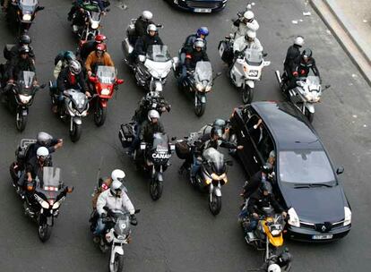 Un grupo de periodistas y fotógrafos motorizados siguel el coche de Nicolas Sarkozy tras confirmarse que será el presidente de Francia.