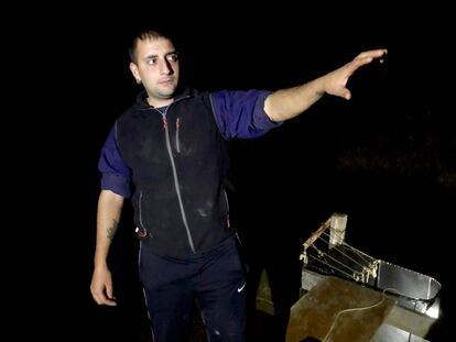 PESCADOR DEL DELTA DEL EBRO, DELANTE DE SU BUZÓN DE PESCA NOCTURNA /CAPEL