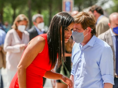 La vicealcaldesa de Madrid, Begoña Villacís, charla con el alcalde José Luis Martínez-Almeida, durante el acto en el que hacían balance de los dos años de gobierno el pasado 15 de junio.