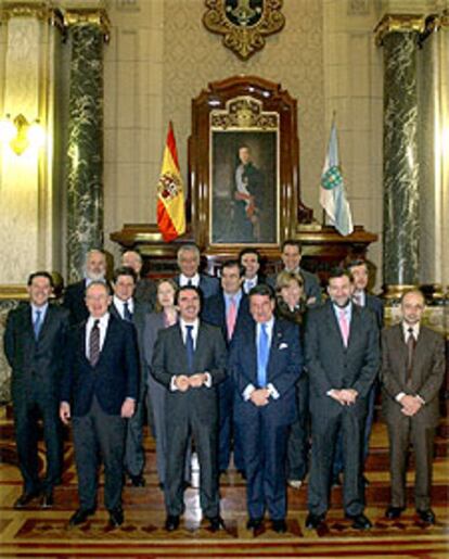 El alcalde de A Coruña, Francisco Vázquez (tercero por la derecha), posa junto al presidente del Gobierno y los ministros en el salón de plenos del Ayuntamiento.