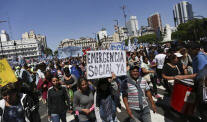 Marcha de centrais sindicais no centro de Buenos Aires em mar&ccedil;o. 