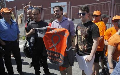 Alberto Garzón, este jueves con trabajadores de Arcelor Zumárraga (Gipuzkoa).