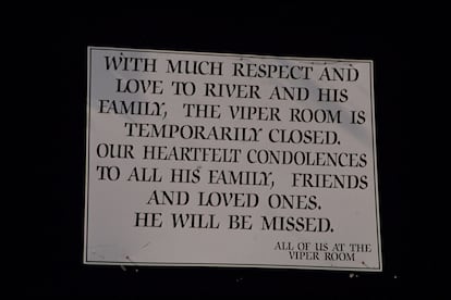 Un cartel en la pared de Viper Room anunciaba en los días posteriores a la muerte de River Phoenix que el club permanecería cerrado temporalmente tras la tragedia.