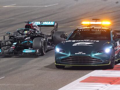 Lewis Hamilton, al lado del coche de seguridad el domingo durante el gran premio de Abu Dhabi.