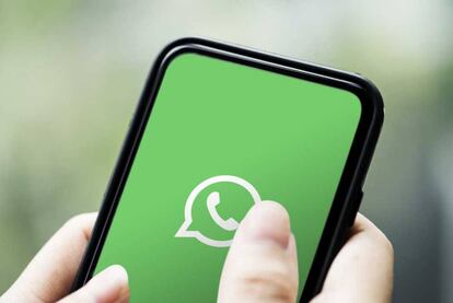 Logo WhatsApp en un móvil