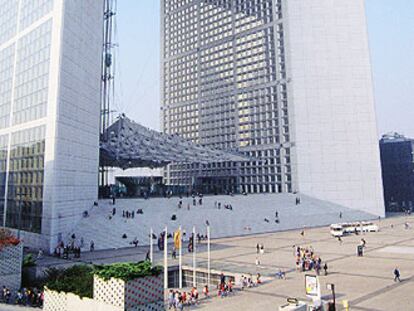 El Gran Arco de La Défense, en París, fue construido en 1989 según un proyecto del danés Johan Otto von Spreckelsen.