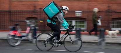 Repartidor con mochila de Deliveroo.