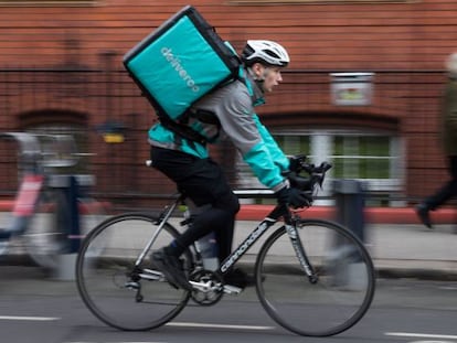 Repartidor con mochila de Deliveroo.