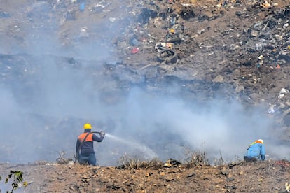 A este basural a cielo abierto llega más de la mitad de la basura del país. Fue abierto en 1986 y desde 2008 es operado por una compañía privada bajo concesión. En sus alrededores se han levantado cientos de viviendas rudimentarias donde viven familias de escasos recursos. En la imagen, dos bomberos rocían agua sobre la superficie del vertedero.