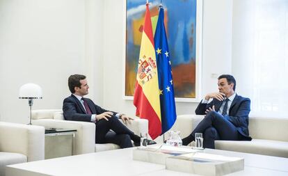 Sánchez y Casado, durante la reunión en La Moncloa.