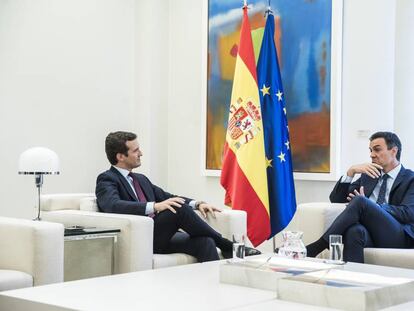 Sánchez y Casado, durante la reunión en La Moncloa.