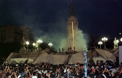 Los maestros argentinos desmontan la Carpa Blanca armada durante 1003 d&iacute;as frente al Congreso, el 30 de diciembre de 1999.
 