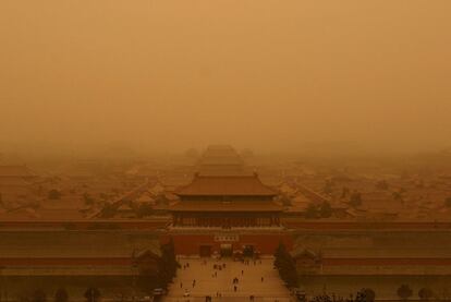 La fuerte tormenta de arena ha asolado durante las últimas semanas el noroeste de China. En Pekín se han registrado vientos de hasta 100 kilómetros por hora y la ciudad se encuentra cubierta por una densa nube de arena y polvo.
