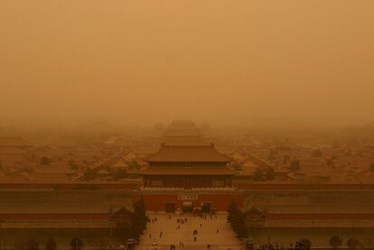 La fuerte tormenta de arena ha asolado durante las últimas semanas el noroeste de China. En Pekín se han registrado vientos de hasta 100 kilómetros por hora y la ciudad se encuentra cubierta por una densa nube de arena y polvo.