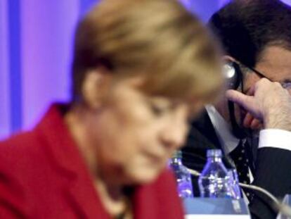 La canciller alemana, &Aacute;ngela Merkel (en primer plano), y Mariano Rajoy durante la reuni&oacute;n del Partido Popular Europeo en Dubl&iacute;n. 