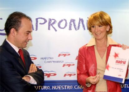 La candidata del PP a la presidencia de la Comunidad de Madrid, Esperanza Aguirre, presenta su programa electoral acompañada por el &#39;número dos&#39; de la lista y responsable de la campaña, Miguel Angel Villanueva.