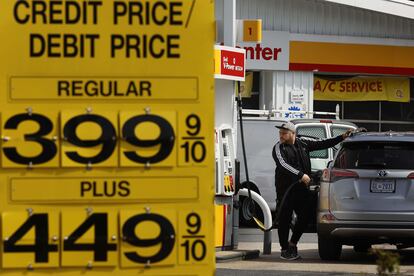 Un cartel con los precios de los carburantes, el lunes en una gasolinera en Washington.