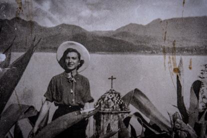 Alcira Soust frente al lago de Pátzcuaro, en Michoacán, México, en 1953.