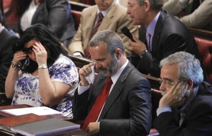 Algunos de los concejales del PSM lloran durante el último pleno del Ayuntamiento.