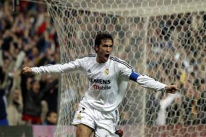 Raúl celebra un gol con el Madrid.