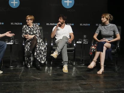 Los dos actores y la directora con Gregorio Belinch&oacute;n en el encuentro.