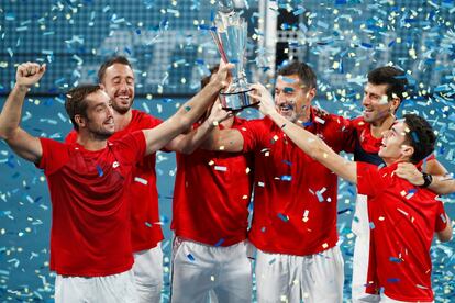 El equipo serbio celebra la victoria en la final de la ATP Cup. 