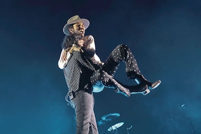 Rubén Pozo levanta a Leiva en el concierto de anoche en el WiZink de Madrid.