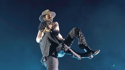 Rubén Pozo levanta a Leiva en el concierto de anoche en el WiZink de Madrid.