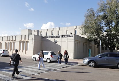 Entrada a la Facultad de Educación y Psicología de la Universidad de Extremadura, pública, en Badajoz este jueves.