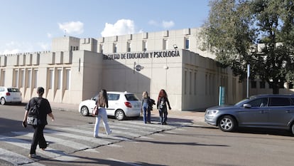 Entrada a la Facultad de Educación y Psicología de la Universidad de Extremadura, pública, en Badajoz este jueves.