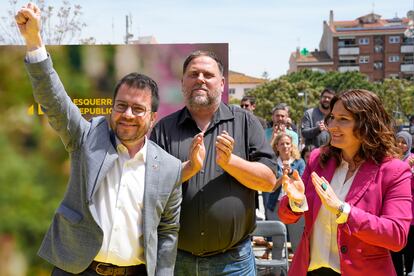 El presidente de ERC, Oriol Junqueras junto al presidente de la Generalitat y candidato de ERC a la reelección, Pere Aragonès (izquierda) y la vicepresidenta del Govern, Laura Vilagrà, este sábado en Pineda de Mar.