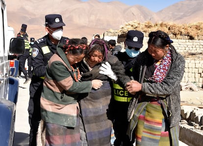 Decenas de personas son rescatadas en la ciudad de Shigatse en la Regin autnoma del Tbet (China) a 7 de enero de 2025.