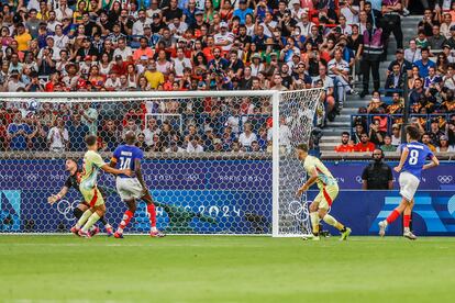 Maghnes Akliouche, de Francia, anota el gol del 3-2.